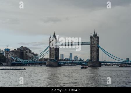 Londres, Royaume-Uni - 24 août 2020 : vue sur le Tower Bridge, une célèbre attraction touristique qui est souvent confondue avec le London Bridge, sur un sombre couvert d Banque D'Images