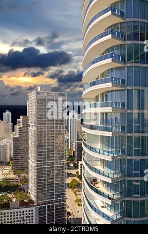 Un lever de soleil brillant derrière les bâtiments de haute élévation Créer un paysage urbain, Miami, Floride Banque D'Images