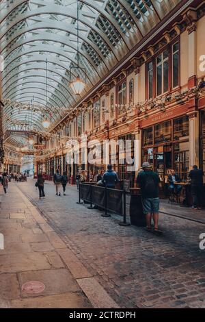 Londres, Royaume-Uni - 24 août 2020 : les gens ont socialement distancé aux tables de pub New Moon dans la salle de jeux du marché de Leadenhall. Leadenhall est un marché populaire i Banque D'Images