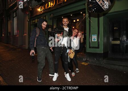 Les gens quittent le pub Molly Malones à Brighton. À partir d'aujourd'hui, les pubs et les restaurants seront soumis à un couvre-feu de 22:00 pour lutter contre l'augmentation des cas de coronavirus en Angleterre. Banque D'Images