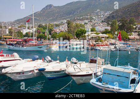 Un petit bateau charter quittant le port de Kalkan en Turquie en passant par le restaurant du phare (colonne verte et blanche). Kalkan est un holida populaire Banque D'Images