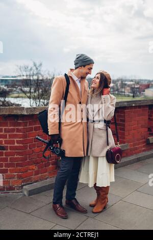 Couple de touristes élégants qui se promisaient à l'architecture du château de Wawel à Cracovie, en Pologne. Voyage en Europe Banque D'Images