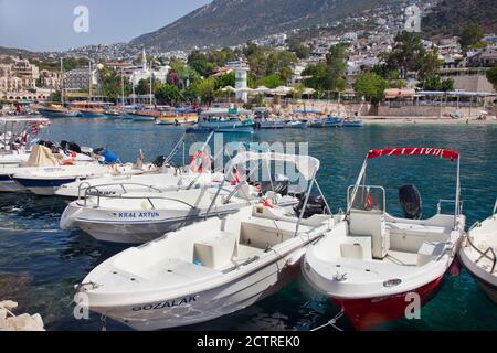 Petits bateaux à moteur ( premier plan ) et bateaux d'affrètement amarrés dans le port de Kalkan en Turquie. Kalkan est une destination de vacances populaire et est situé o Banque D'Images