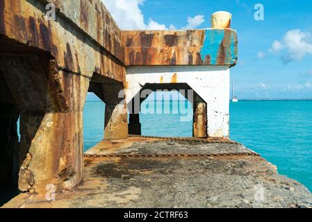 Vue rapprochée du pont rouillé devant être réparé sur le grand cas St.martin. Banque D'Images
