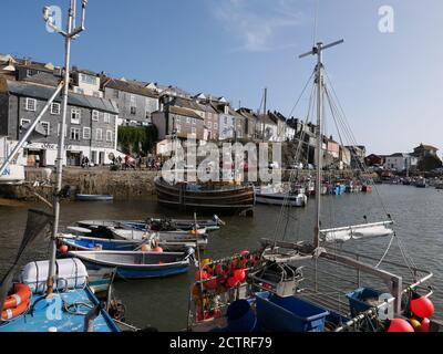 Mevagissey est un charmant village portuaire qui était autrefois le centre de la pêche dans les vergers de Cornouailles et qui possède encore un port en activité, avec quelques douzaines de petits bateaux de pêche. Il a une tradition de construction de bateau datant de 1745. Beaucoup des vieux bâtiments, construits en rafle et en ardoise, témoignent d'une époque où les grands bancs de chards étaient la subsistance de tout le village. Des excursions de pêche peuvent être effectuées depuis le port et vous trouverez un ferry pour le port voisin de Fowey. Banque D'Images