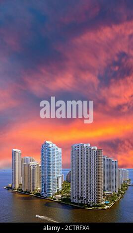 Spectaculaire lever du soleil sur les appartements sur Brickell Key, Miami, Floride Banque D'Images