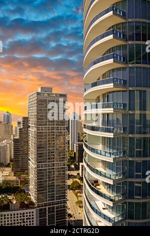 Lever de soleil à couper le souffle derrière les bâtiments de haute élévation Créer un paysage urbain, Miami, Floride Banque D'Images