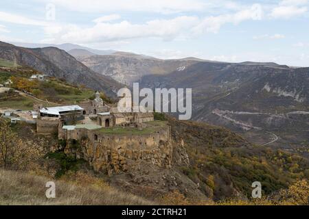 Le monastère de Tatev, vu d'une colline adjacente, montre son emplacement éloigné et ses fortifications impénétrables. Arménie. Banque D'Images