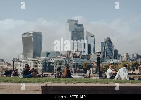 Londres, Royaume-Uni - 25 août 2020 : vue sur la ville de Londres, un quartier financier historique, depuis la rive sud de la Tamise, les gens se détendent socialement di Banque D'Images