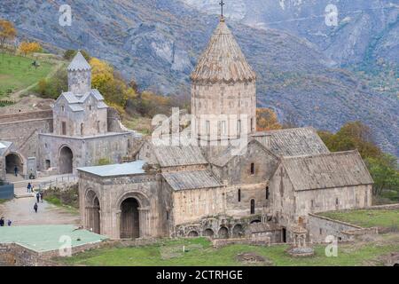 Le monastère de Tatev, vu d'une colline adjacente, montre son emplacement éloigné et ses fortifications impénétrables. Arménie. Banque D'Images