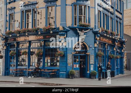 Londres, Royaume-Uni - 25 août 2020 : extérieur de Shipwrights Arms, un pub anglais traditionnel situé à London Bridge, Londres, qui a été construit au milieu de la fin Banque D'Images