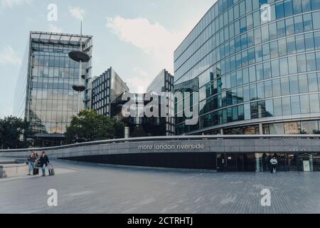 Londres, Royaume-Uni - 25 août 2020 : vue sur plus de Londres, une partie de la région de London Bridge City qui comprend l'hôtel de ville, l'amphithéâtre Scoop, des blocs de bureaux Banque D'Images