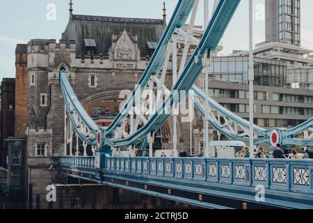 Londres, Royaume-Uni - 25 août 2020 : personnes marchant sur Tower Bridge, une célèbre attraction touristique de Londres qui est souvent confondue avec London Bridge, le prochain Banque D'Images