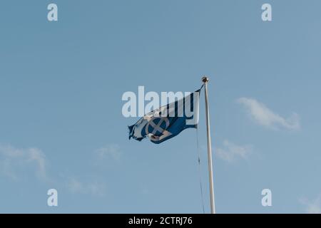 Londres, Royaume-Uni - 25 août 2020 : drapeau Bridge Mark, symbole des États-Unis Bridge House, sur Tower Bridge, Londres, contre le ciel bleu. Banque D'Images