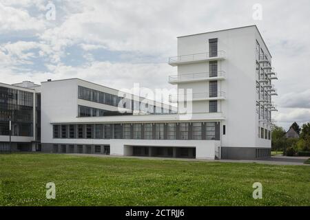 Bâtiment Bauhaus conçu par l'architecte moderniste allemand Walter Gropius (1925-1926) à Dessau en Saxe-Anhalt, Allemagne. Le bloc de dortoir est illustré à droite, la cantine, l'auditorium et la scène sont vus au milieu, tandis que le bloc d'atelier est illustré à gauche. Banque D'Images