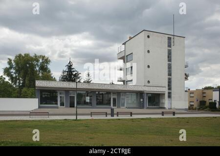 Le bâtiment konsum (Konsumgebäude) conçu par l'architecte moderniste allemand Walter Gropius (1928) dans le domaine de l'habitation Dessau Törten (Bauhaussiedlung Dessau Törten) à Dessau en Saxe-Anhalt, Allemagne. Banque D'Images