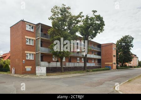 Maison avec balcon (Laubenganghaus) conçue par l'architecte moderniste suisse Hannes Meyer (1929-1930) dans le domaine de Dessau Törten Housing Estate (Bauhaussiedlung Dessau Törten) à Dessau en Saxe-Anhalt, Allemagne. Cinq maisons avec accès au balcon (Laubenganghäuser) ont été construites dans la région. Banque D'Images