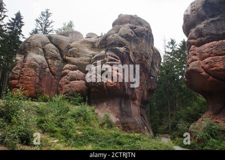 Kelchsteine (Chalice Rocks) également connu sous le nom de Rosensteine (Rose Rocks) dans les montagnes Zittau près d'Oybin en Saxe, Allemagne. Banque D'Images