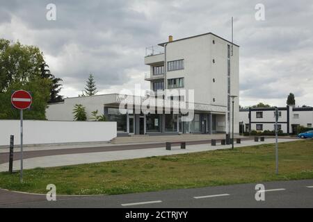 Le bâtiment konsum (Konsumgebäude) conçu par l'architecte moderniste allemand Walter Gropius (1928) dans le domaine de l'habitation Dessau Törten (Bauhaussiedlung Dessau Törten) à Dessau en Saxe-Anhalt, Allemagne. Banque D'Images