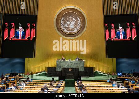 (200924) -- NATIONS UNIES, 24 septembre 2020 (Xinhua) -- le Président albanais Ilir Meta (sur les écrans) s'adresse au débat général de la 75e session de l'Assemblée générale des Nations Unies par vidéo au siège de l'ONU à New York, le 24 septembre 2020. Le débat général de la 75e session de l'Assemblée générale des Nations Unies est entré dans la troisième journée de jeudi. (Eskinder Debebe/un photo/Handout via Xinhua) Credit: Xinhua/Alay Live News Banque D'Images