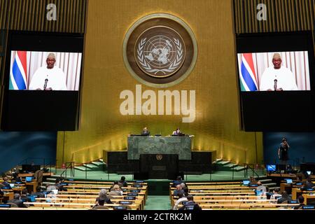 (200924) -- NATIONS UNIES, 24 septembre 2020 (Xinhua) -- le président gambien Adama Barrow (sur les écrans) s'adresse au débat général de la 75e session de l'Assemblée générale des Nations Unies par vidéo au siège de l'ONU à New York, le 24 septembre 2020. Le débat général de la 75e session de l'Assemblée générale des Nations Unies est entré dans la troisième journée de jeudi. (Eskinder Debebe/un photo/Handout via Xinhua) Credit: Xinhua/Alay Live News Banque D'Images