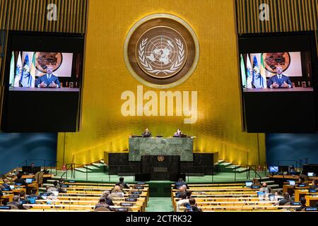 (200924) -- NATIONS UNIES, 24 septembre 2020 (Xinhua) -- le Président gabonais Ali Bongo Ondimba (sur les écrans) s'adresse au débat général de la 75e session de l'Assemblée générale des Nations Unies par vidéo au siège de l'ONU à New York, le 24 septembre 2020. Le débat général de la 75e session de l'Assemblée générale des Nations Unies est entré dans la troisième journée de jeudi. (Rick Bajornas/un photo/document via Xinhua) Credit: Xinhua/Alay Live News Banque D'Images