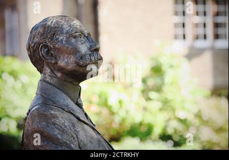 Statue du compositeur britannique Sir Edward Elgar sur la cathédrale Green à Hereford, Royaume-Uni Banque D'Images