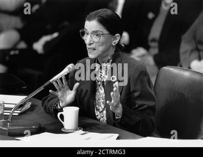 Ruth Bader Ginsburg lors de son audience de confirmation, Washington, D.C., USA, R. Michael Jenkins, Congressional Quarterly, 21 juillet 1993 Banque D'Images