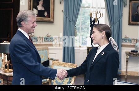 Le président américain Jimmy carter avec Ruth Bader Ginsburg à la réception de la Maison Blanche pour les femmes juges fédéraux, Washington, D.C., États-Unis, photographies présidentielles de Jimmy carter, Collection des photographes du personnel de la Maison Blanche, 3 octobre 1980 Banque D'Images