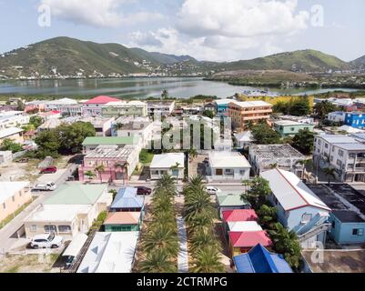 Vue aérienne de l'île des Caraïbes de Sint maarten/Saint Martin. Vue aérienne de philipsburg et de l'usine de Walterz sur St.maarten Banque D'Images