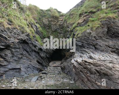 Port Issac est un petit village de pêcheurs sur la côte Atlantique du nord de Cornwall, Angleterre. Les villes les plus proches sont Waderbridge et Camelford , à dix miles de là, Port Gaverne , communément pris pour faire partie de Port Issac , Est un hameau à proximité qui a sa propre histoire .Port Issac joue le village fictif de Portwenn dans le beaucoup - aimé Doc Martin série TV .la maison blanche dans le village de Port Issac , où le drame populaire ITV est filmé , Est dû par le GP à la retraite Anthony Hambly qui a fourni des conseils d'expert pour l'acteur de comédie avant .il a été dans sa famille depuis plus de 400 ans . Banque D'Images