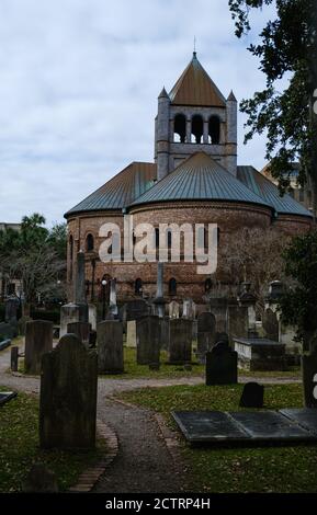 CHARLESTON, CAROLINE DU SUD - VERS DÉCEMBRE 2019 : cimetière ouest épiscopal de l'église Saint-Philips et église congretionnelle circulaire Banque D'Images