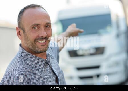 logistique - fier conducteur devant les camions Banque D'Images