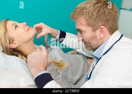dermatologue examinant la mole avec loupe en clinique Banque D'Images