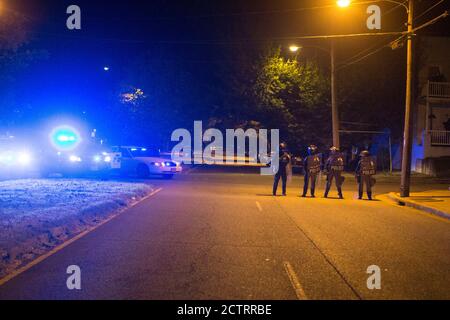 Richmond, Virginie, États-Unis. 23 septembre 2020. Les policiers de Richmond, en tenue anti-émeute, commencent à s'aligner sur la rue S. Meadow, près de la troisième cité de la police de Richmond, le mercredi 23 septembre 2020 à Richmond, en Virginie. Les manifestants se sont maintenus à distance de la police tout en chantant avant de tourner vers Broad Street, l'artère principale de Richmond qui traverse le centre de la ville. Crédit : John C. Clark/ZUMA Wire/Alay Live News Banque D'Images