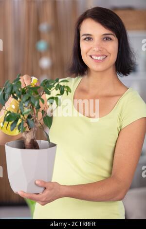 belle femme arrosoir plante verte Banque D'Images