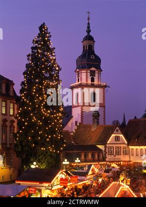 Erbach: Salon de Noël sur le marché, en face de l'église paroissiale et de la mairie historique, Odenwald, Hesse, Allemagne Banque D'Images