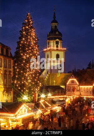 Erbach: Salon de Noël sur le marché, en face de l'église paroissiale et de la mairie historique, Odenwald, Hesse, Allemagne Banque D'Images