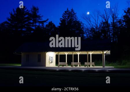 Gare de Brecksville sur les pistes de chemin de fer panoramique de Cuyahoga Valley à l' Le parc national de Cuyahoga Valley la nuit avec la Lune et des étoiles Banque D'Images