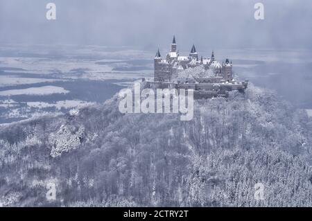 Château de Hohenzollern: Vue de la 'Corne de Zeller' à la limite nord des Alpes souabes, brouillard au-dessus du château, Zollernalb, Bade-Wurtemberg, Allemagne Banque D'Images