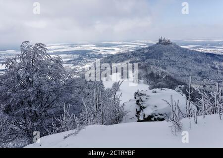 Château de Hohenzollern: Vue de la 'Corne de Zeller' à la limite nord des Alpes souabes, district de Zollernalb, Bade-Wurtemberg, Allemagne Banque D'Images