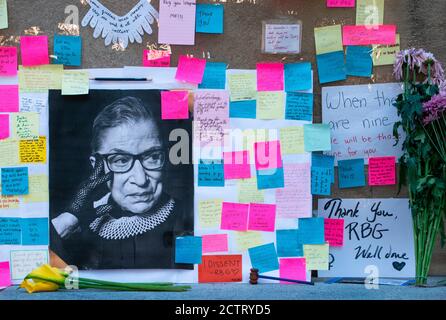 Mémoire à la juge Ruth Bader Ginsburg (1933-2020) sur les marches est de la bibliothèque de l'école de droit de Harvard à Langdell Hall à Cambridge, Massachusetts, États-Unis. Banque D'Images