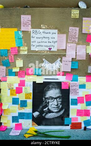 Mémoire à la juge Ruth Bader Ginsburg (1933-2020) sur les marches est de la bibliothèque de l'école de droit de Harvard à Langdell Hall à Cambridge, Massachusetts, États-Unis. Banque D'Images