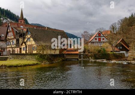 Schiltach: Maisons à colombages situées sur le fleuve Kinzig, quartier de Rottweil, Forêt Noire, Bade-Wuerttemberg, Allemagne Banque D'Images