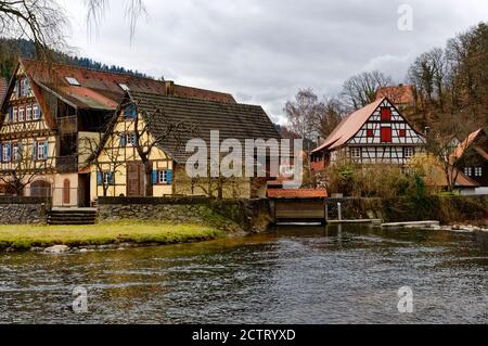 Schiltach: Maisons à colombages situées sur le fleuve Kinzig, quartier de Rottweil, Forêt Noire, Bade-Wuerttemberg, Allemagne Banque D'Images