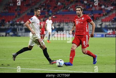 Budapest, Ungarn. 21 septembre 2020. Firo: 24.09.2020 football, UEFA Super Cup 2020 FC Bayern Munich Muenchen - Sevilla FC 2: 1 NV duels, duel, FCB Javi Martínez, Martinez, SFC Escudero, | usage dans le monde crédit: dpa/Alay Live News Banque D'Images
