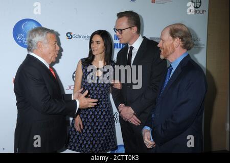 Manhattan, États-Unis d'Amérique. 07e mars 2015. NEW YORK, NY - 06 MARS : Robert Kraft, Jennifer Connelly, Paul Bettany, Ron Howard assiste à la célébration de la Journée internationale de la femme de l'Association des femmes pour la paix des Nations Unies à la salle à manger et à la terrasse des délégués des Nations Unies, le 6 mars 2015 à New York. Personnes : Robert Kraft, Jennifer Connelly, Paul Bettany, Ron Howard crédit : Storms Media Group/Alay Live News Banque D'Images