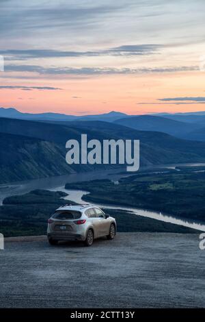 Mazda CX-5 au sommet d'une montagne Banque D'Images