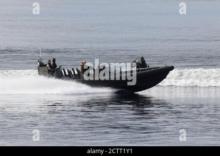 Une embarcation de raiding offshore (ORC) exploitée par les Royal Marines (43 Commando Fleet protection Group), passant Gourock sur le Firth de Clyde. Banque D'Images