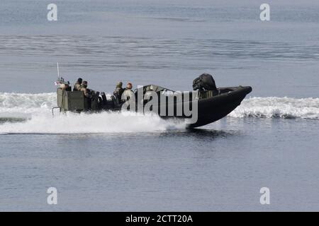 Une embarcation de raiding offshore (ORC) exploitée par les Royal Marines (43 Commando Fleet protection Group), passant Gourock sur le Firth de Clyde. Banque D'Images